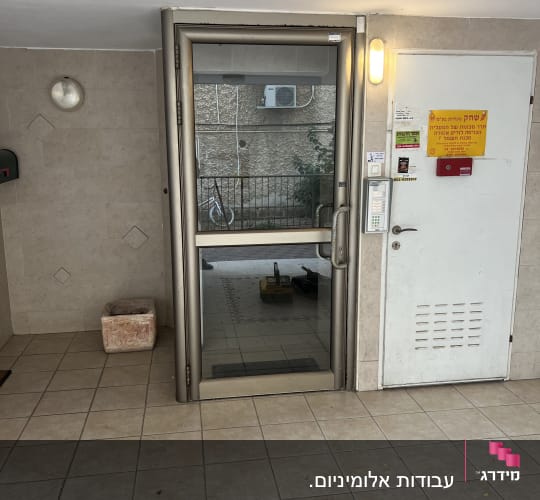 דלת אלומיניום עם מסגרת מתכת וזכוכית
